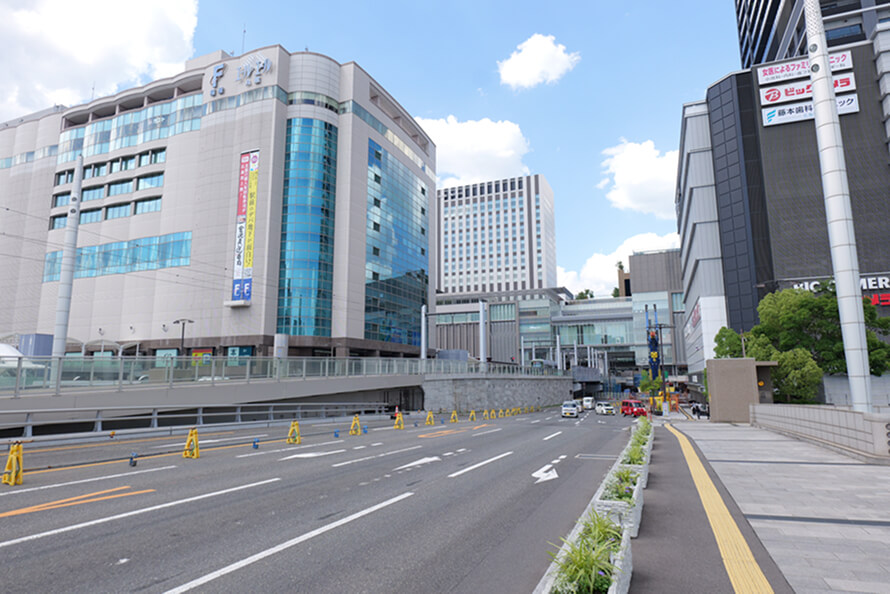 既存の道路橋の真ん中部分に鋼床版を採用