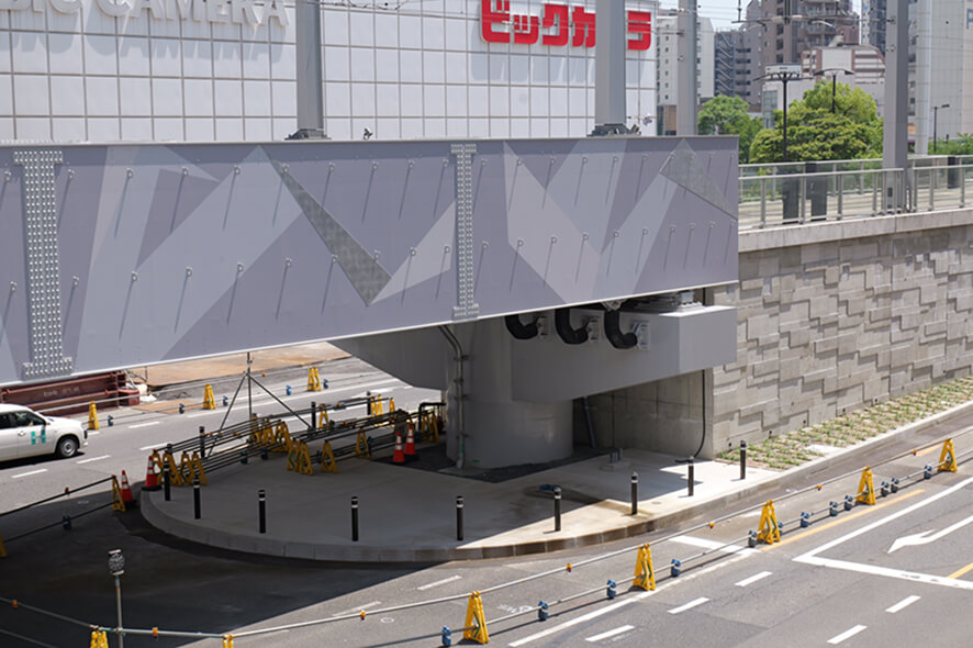既存の地下空間を貫通させ橋脚を建設