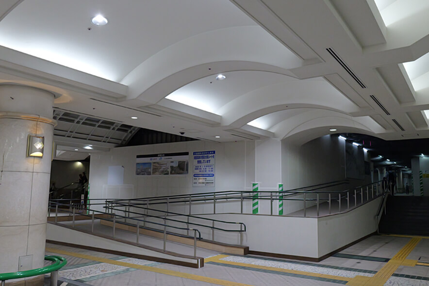 既存の地下空間を貫通させ橋脚を建設